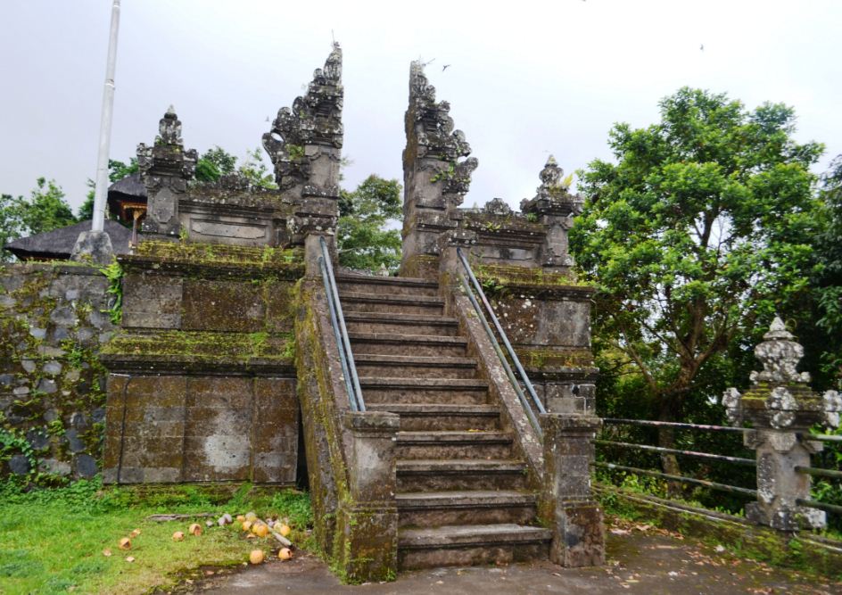 Kawasan Luar Pura Puncak Tedung